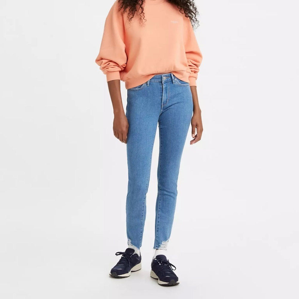 NWT Levi's 711 Skinny Mid Rise Size 2 Short